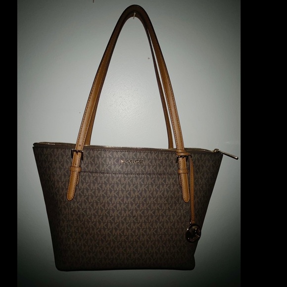 Michael Kors Handbags - 🌸NWT Michael Kors Large Ciara shoulder bag